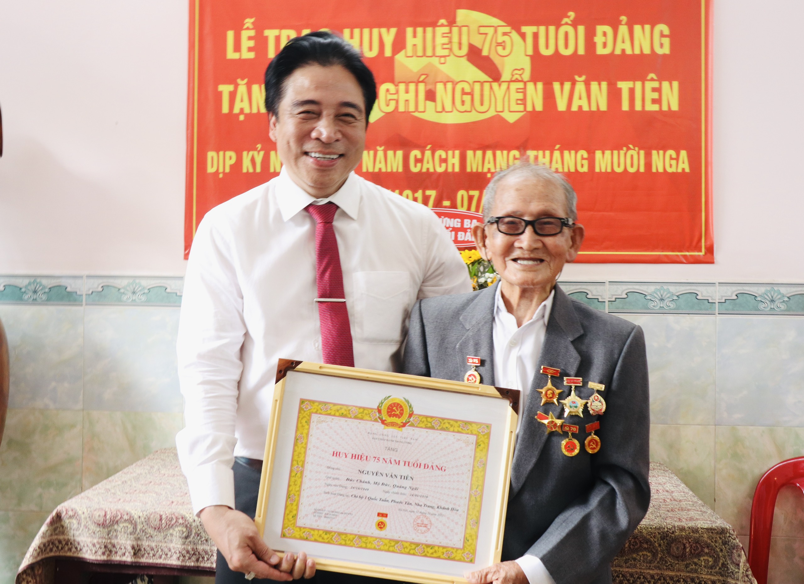 Trao Huy hiệu 75 năm tuổi Đảng cho các đảng viên tiêu biểu của TP. Nha Trang