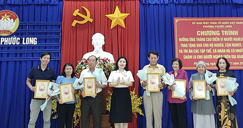 Lãnh đạo UBMTTQ Việt Nam phường Phước Long trao bảng tri ân các tổ chức, cá nhân
