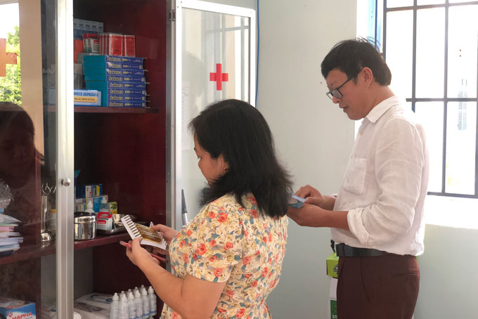 Đoàn kiểm tra tủ thuốc của Trường THCS Trịnh Phong.