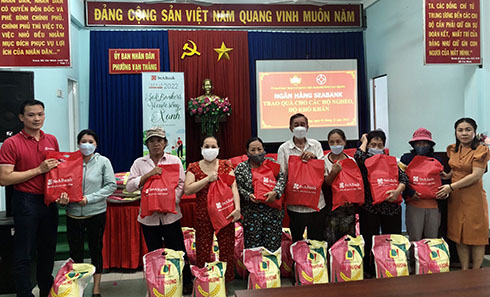 Đại diện các đơn vị trao quà cho người dân