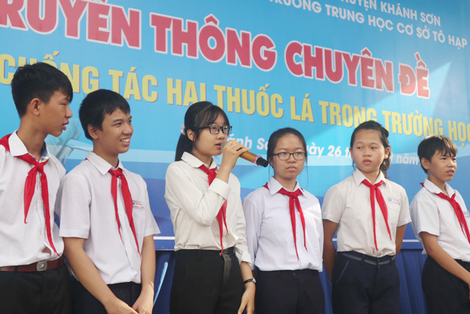 Buổi truyền thông về phòng, chống tác hại của thuốc lá cho học sinh tại huyện Khánh Sơn. 