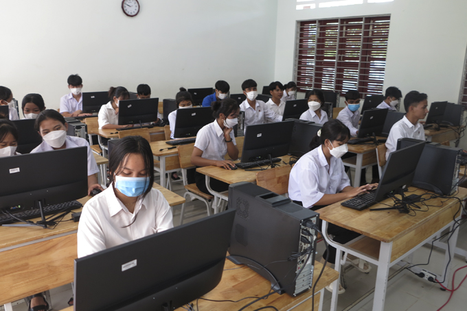 Phòng Tin học tại Trường THCS và THPT Nguyễn Thái Bình (huyện Khánh Vĩnh)  vừa được trang bị máy tính mới. 