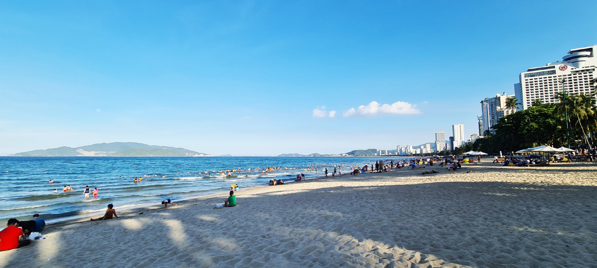 Nha Trang là điểm đến thu hút đông đảo du khách trong và ngoài nước. Ảnh: Hà Mai