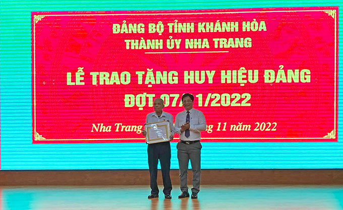 Ông Hồ Văn Mừng trao tặng huy hiệu 75 năm tuổi Đảng cho đảng viên.