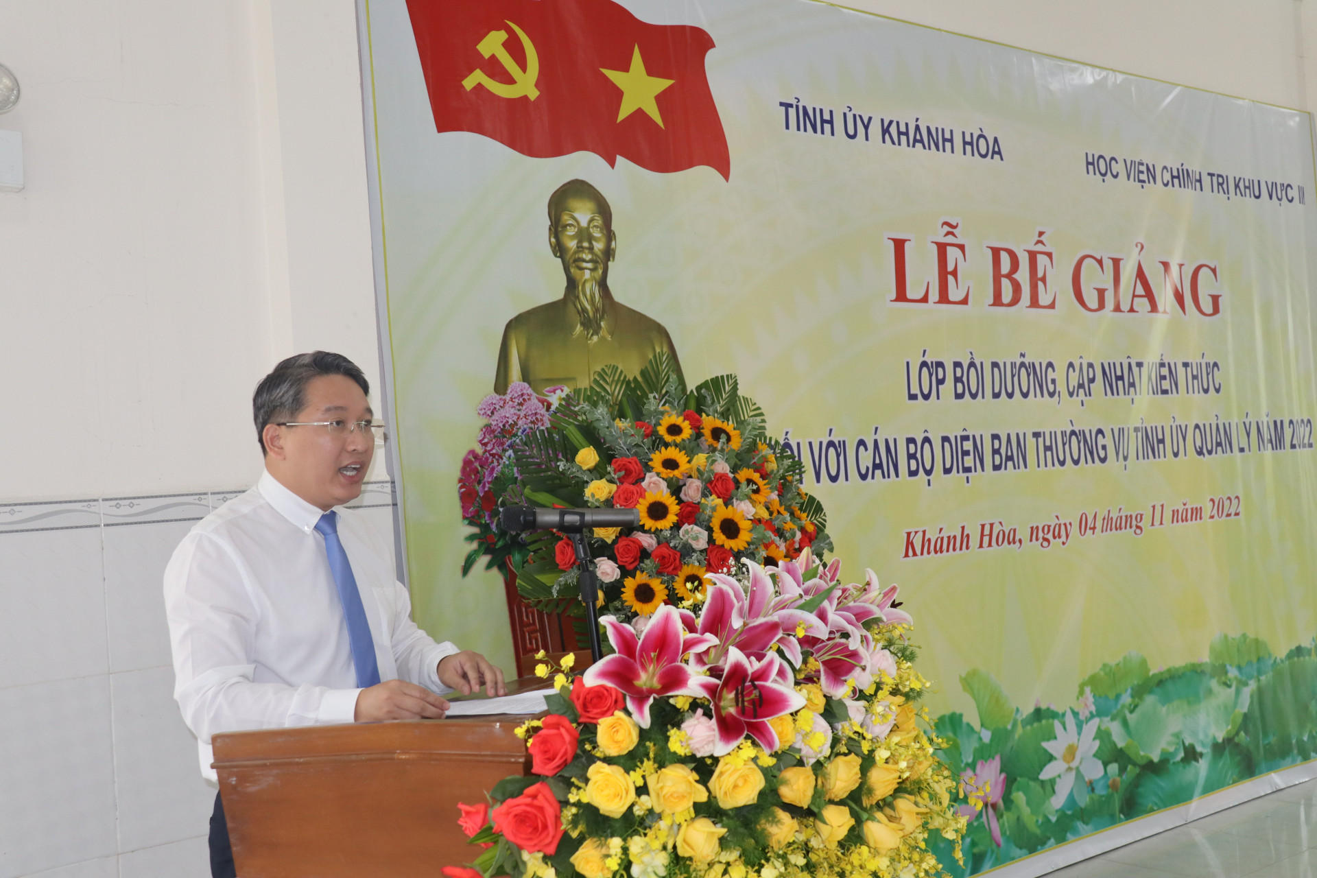 Ông Nguyễn Hải Ninh phát biểu tại lễ bế giảng.