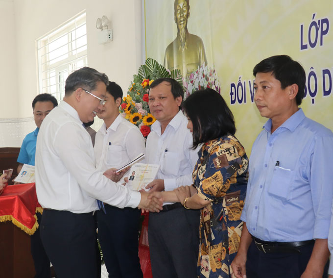 Ông Nguyễn Hải Ninh trao chứng nhận hoàn thành chương trình bồi dưỡng cho các học viên.