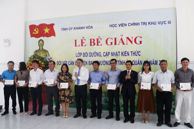 Ông Nguyễn Hải Ninh và Phó Giáo sư, Tiến sĩ Đoàn Triệu Long trao chứng nhận hoàn thành chương trình bồi dưỡng cho các học viên.