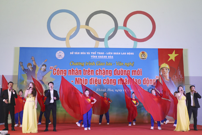 Mang tiếng hát đến với công nhân