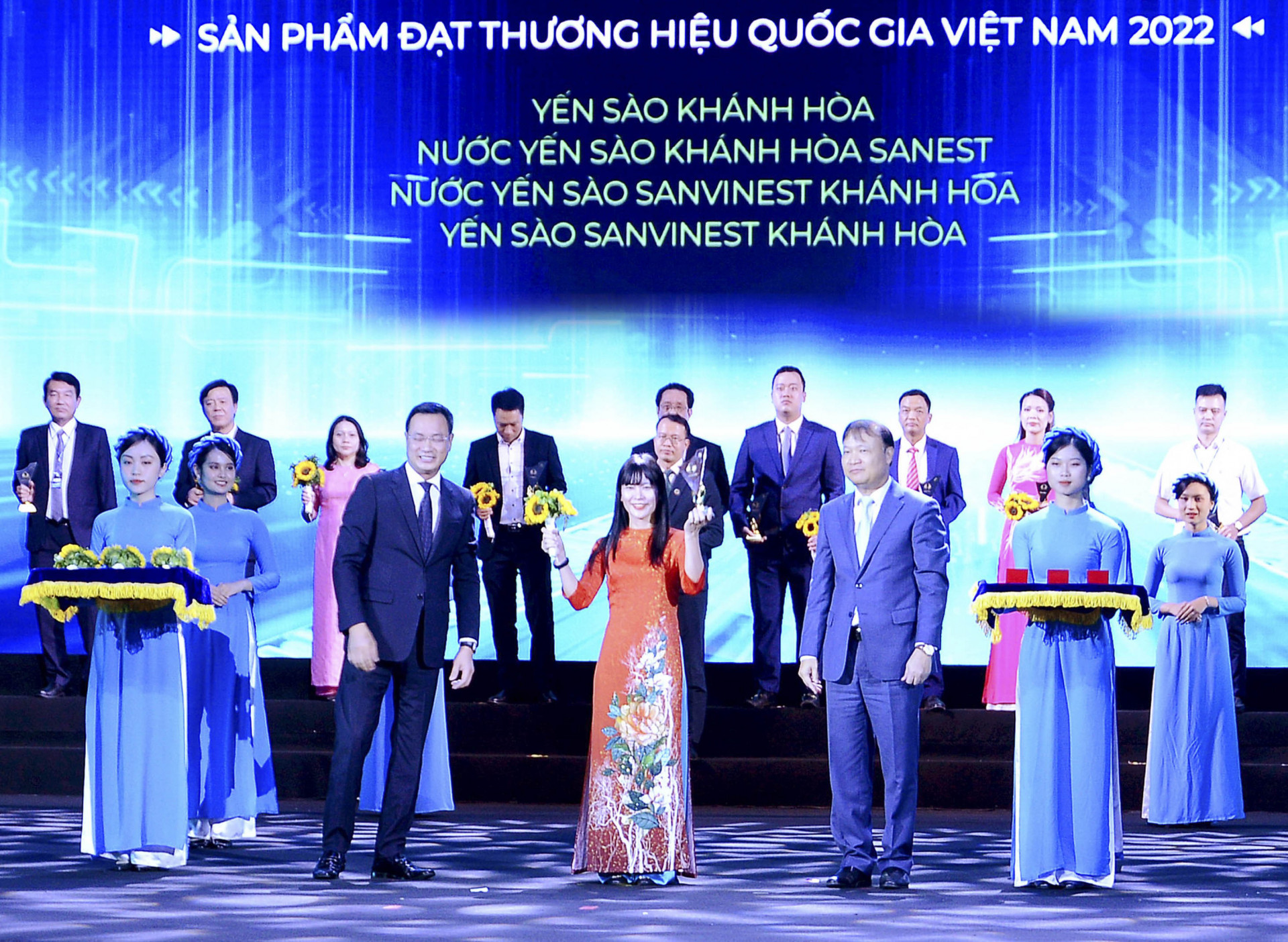 Phó Tổng giám đốc Công ty Yến sào Khánh Hoà nhận chứng nhận Thương hiệu quốc gia