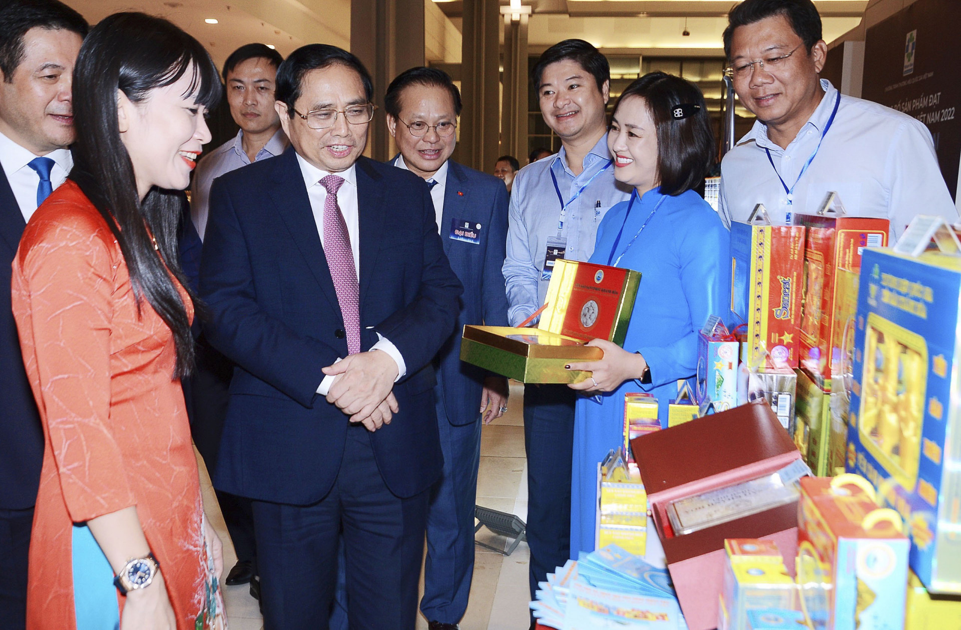 Thủ tướng Chính phủ Phạm Minh Chính thăm khu vực trung bày sản phẩm Yến sào Khánh Hòa