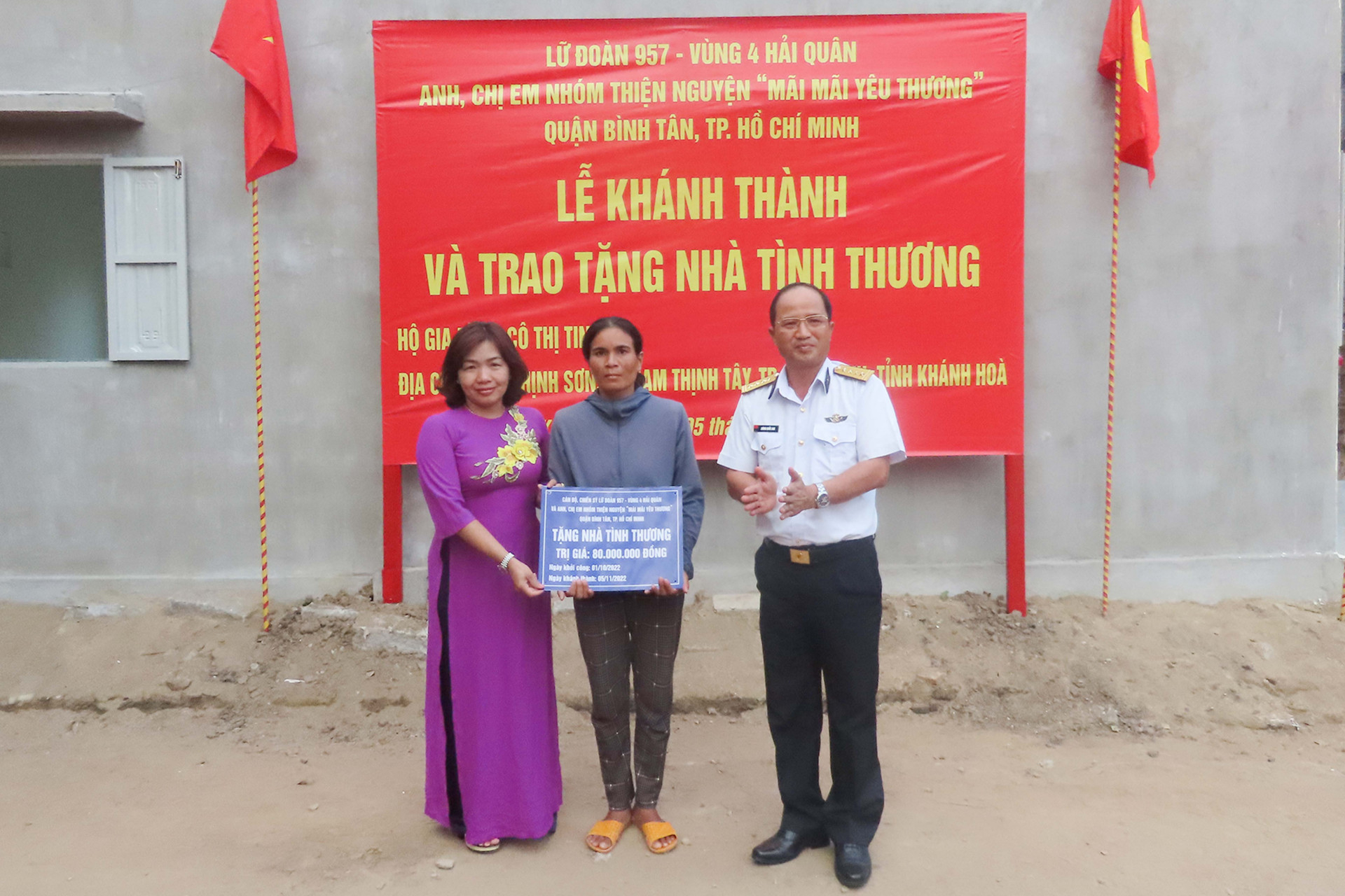 Chỉ huy Lữ đoàn 957 và nhóm thiện nguyện trao biểu trưng hỗ trợ xây nhà cho gia đình bà Thị Tinh.