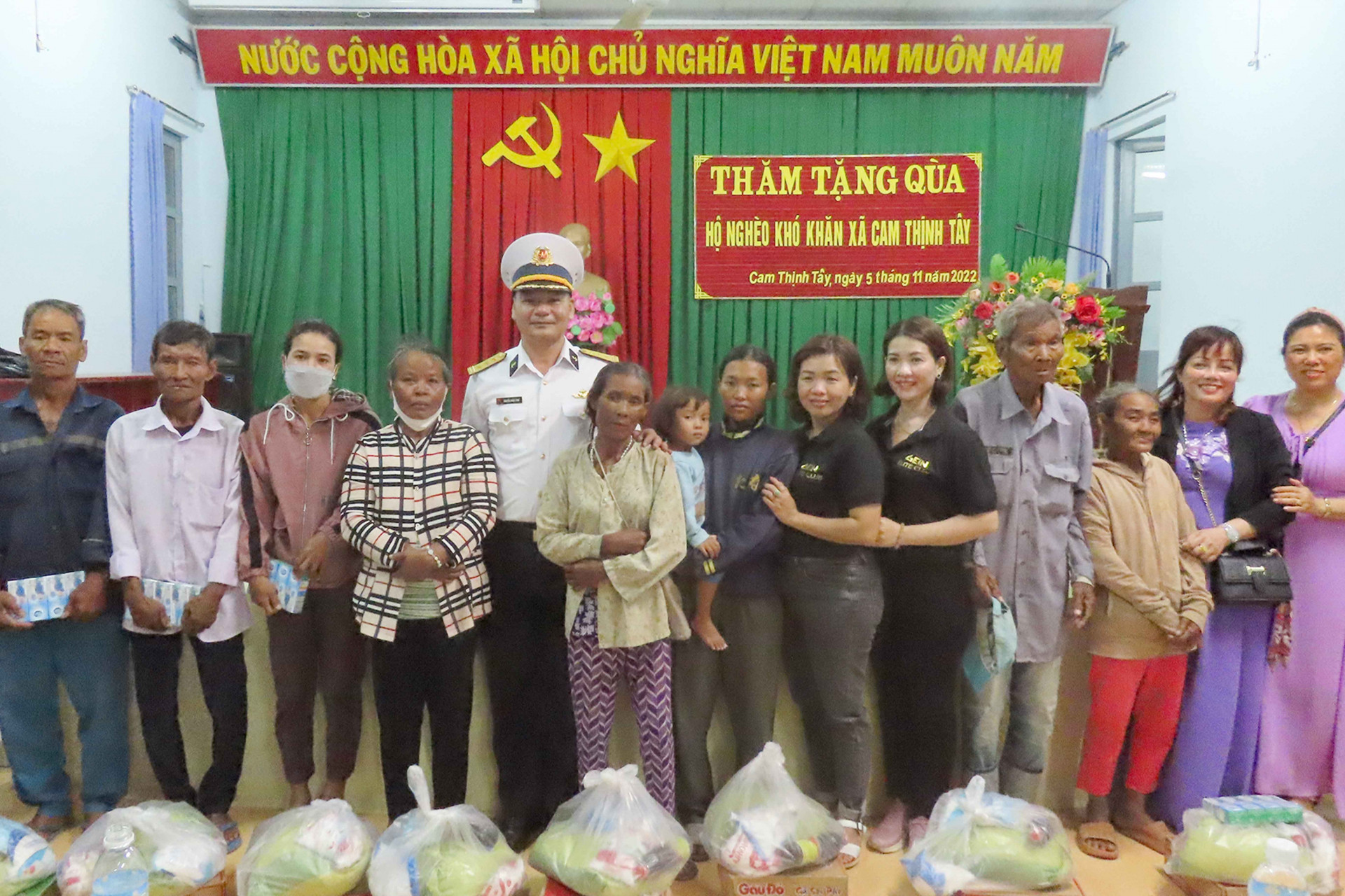 Các đơn vị trao quà cho người dân khó khăn xã Cam Thịnh Tây