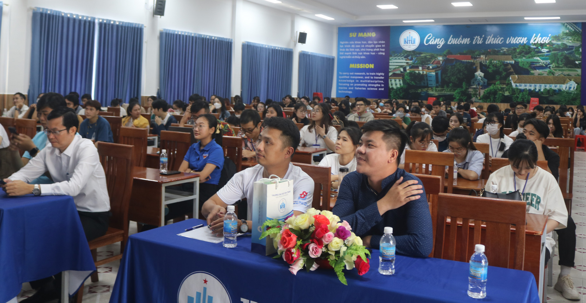 Sinh viên, giảng viên tham gia tọa đàm