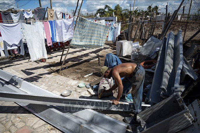 Người dân sửa chữa đồ đạc sau bão Ian tại Pinar del Rio, Cuba ngày 13/10/2022. Ảnh minh họa: AFP/TTXVN