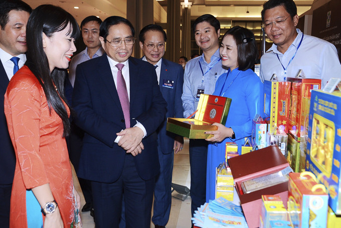 tr.5: Thủ tướng Chính phủ Phạm Minh Chính thăm quầy trưng bày yến sào Khánh Hòa tại chương trình “Thương hiệu quốc gia năm 2022”.