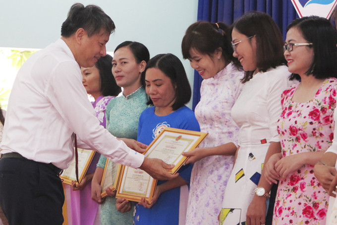Ông Hà Văn Thông - Trưởng phòng Giáo dục mầm non - Giáo dục tiểu học  Sở Giáo dục và Đào tạo trao giấy khen cho các giáo viên xuất sắc. 