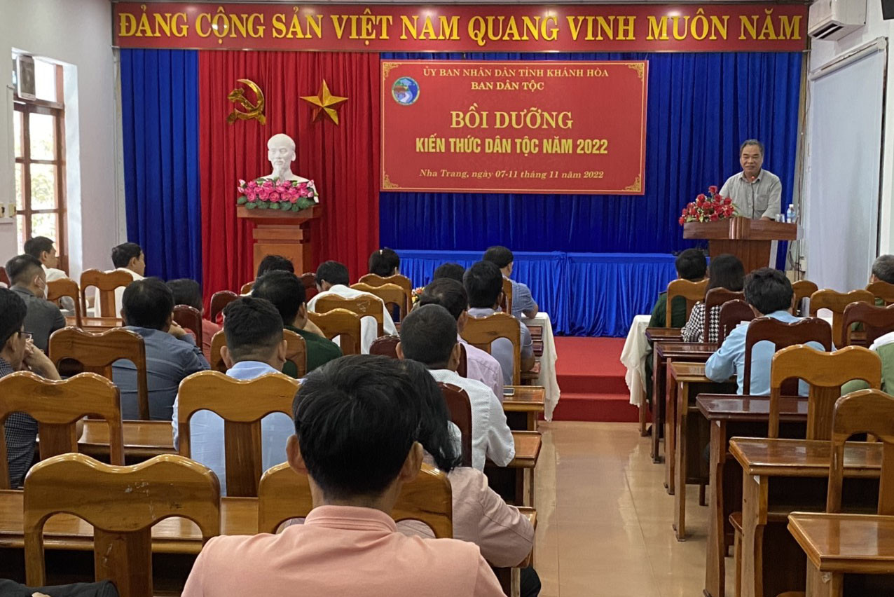 Tiến sỹ Hoàng Hữu Bình học viện dân tộc trình bày chuyên đề xây dựng hệ thống chính trị cơ sở vùng DTTS vững mạnh.
