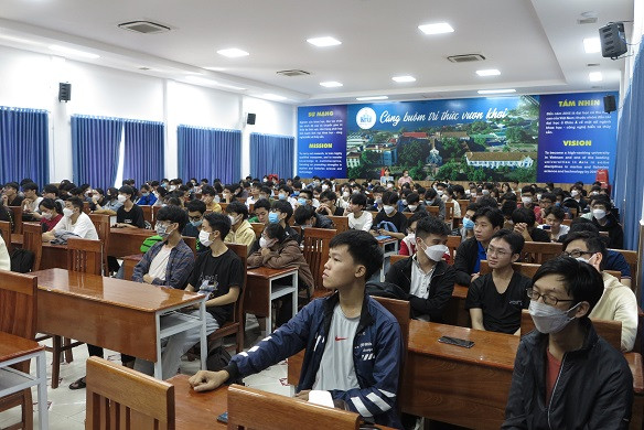 Sinh viên tham dự hội thảo. 
