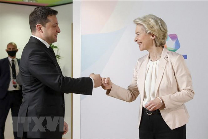 Tổng thống Ukraine Volodymyr Zelensky (trái) trong cuộc gặp Chủ tịch Ủy ban châu Âu (EC) Ursula von der Leyen tại Brussels (Bỉ) ngày 15/12/2021. (Ảnh: AFP/TTXVN)