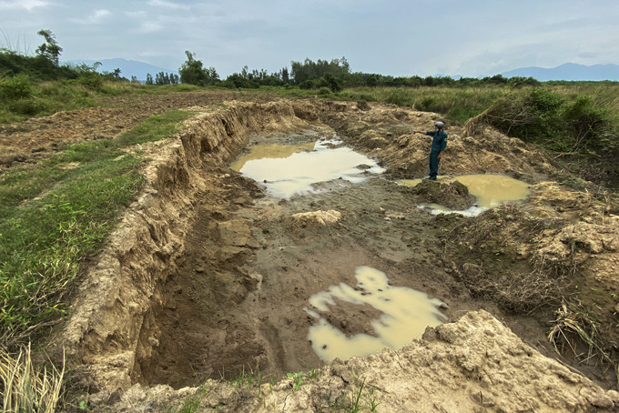 Khu vực các đối tượng khai thác đất trái phép tại cánh đồng Hương Cam.