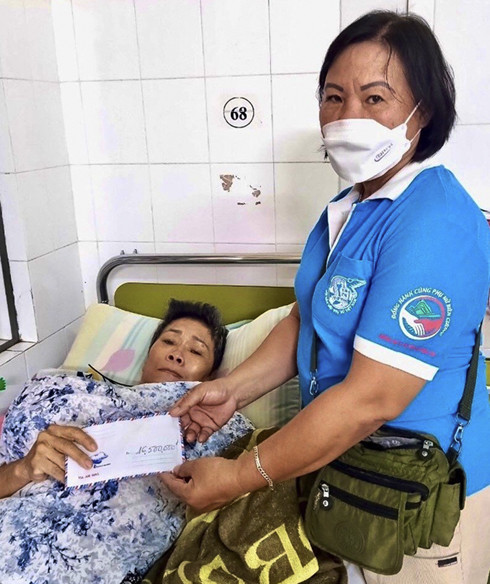 Chi hội phụ nữ Tây Sơn 2, Hội Phụ nữ phường Vĩnh Nguyên hỗ trợ một phần chi phí chữa bệnh cho bà Nguyễn Thị Túy Vân.