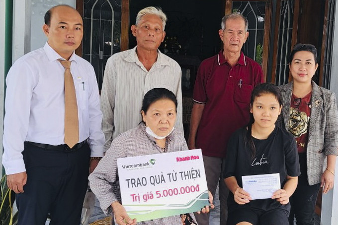 Representatives of Khanh Hoa Newspaper and Vietcombank Nha Trang offering money to the family of Vo Si Hung 
