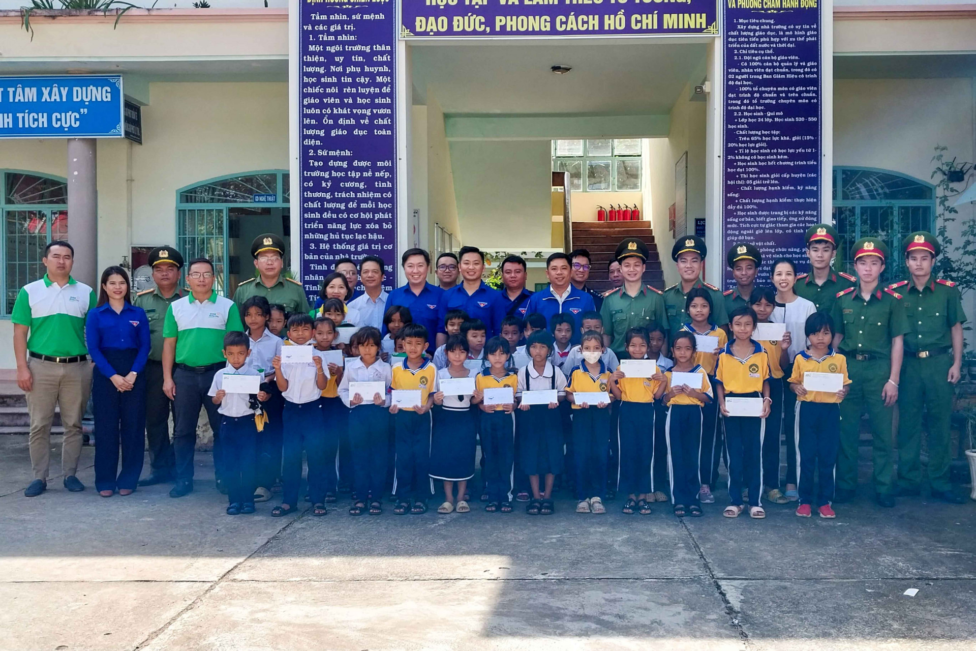 Các đơn vị trao học bổng cho học sinh Trường Tiểu học thị trấn Tô Hạp