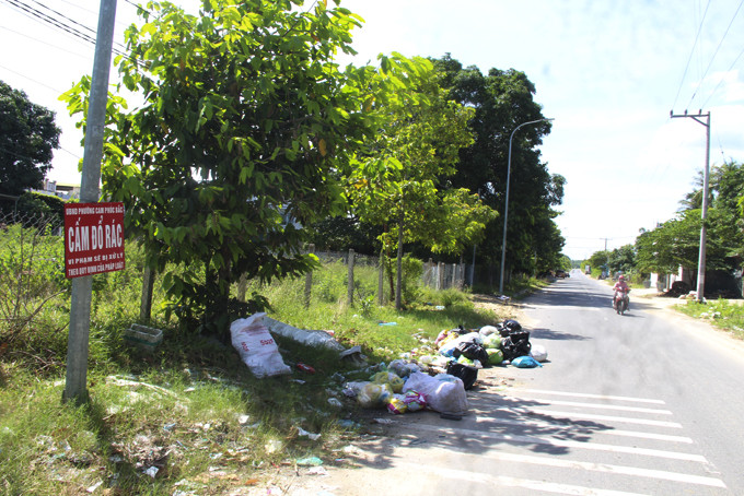 Một điểm tập kết rác trên lòng đường An Dương Vương  (phường Cam Phúc Bắc).