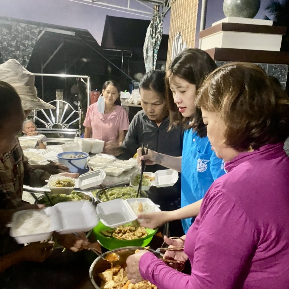 200 suất cơm tặng người nghèo, người có hoàn cảnh khó khăn