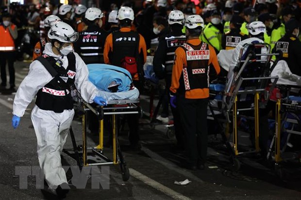 Lực lượng cứu hộ làm nhiệm vụ tại hiện trường vụ giẫm đạp ở Itaewon, Hàn Quốc ngày 30/10. (Ảnh: THX/TTXVN)