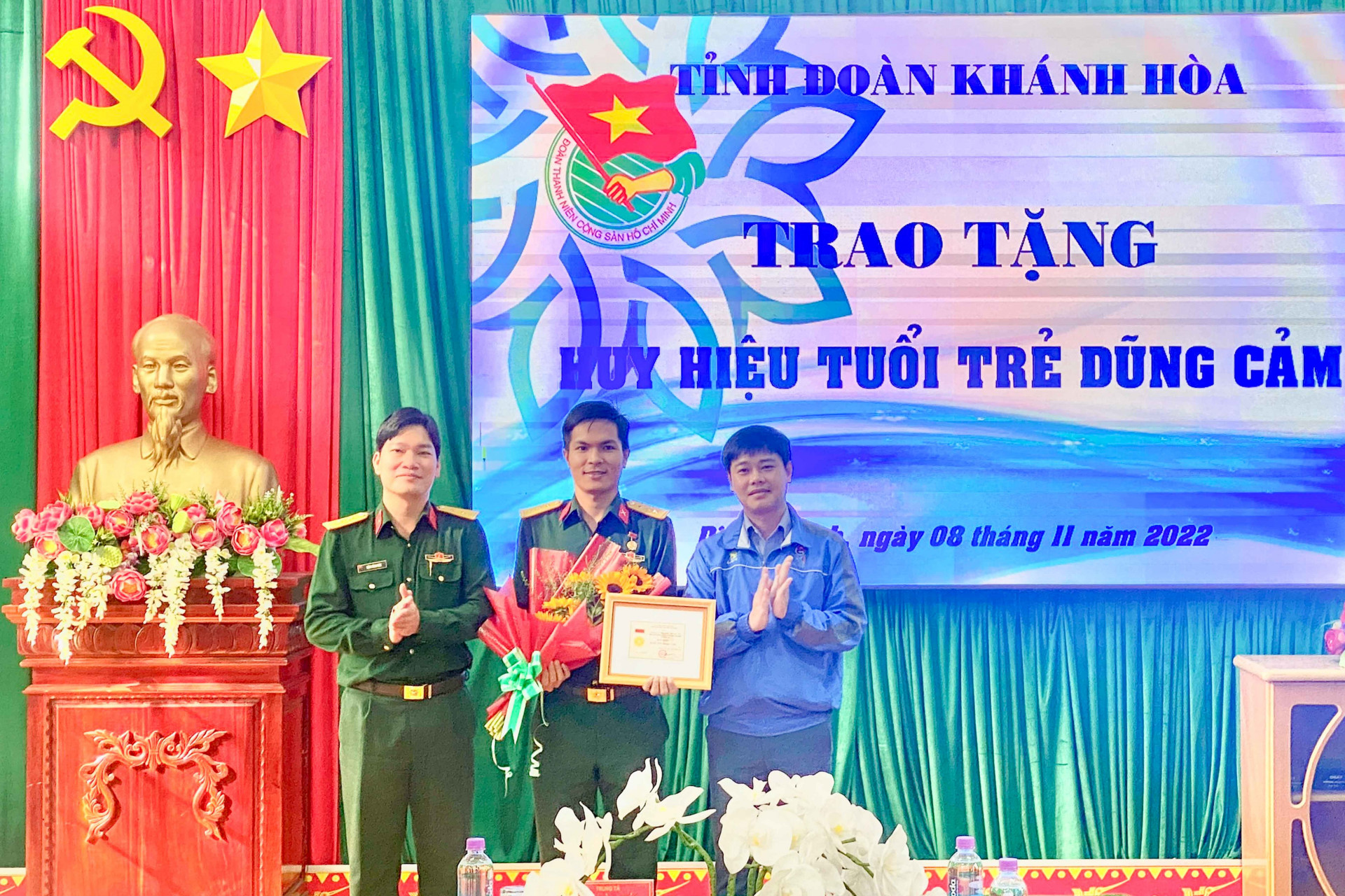 Lãnh đạo Tỉnh đoàn thừa uỷ quyền của Trung ương Đoàn trao tặng huy hiệu Tuổi trẻ dũng cảm cho thượng uý Nguyễn Thành Trì