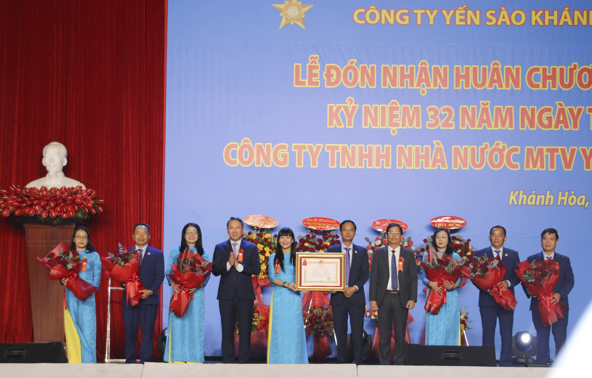 Công ty Cổ phần Nước giải khát Yến sào Khánh Hòa đón nhận Huân chương Lao động hạng Nhất