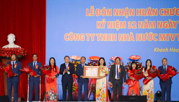 Công ty Cổ phần Nước giải khát Sanest Khánh Hòa nhận Huân chương Lao động hạng Ba.