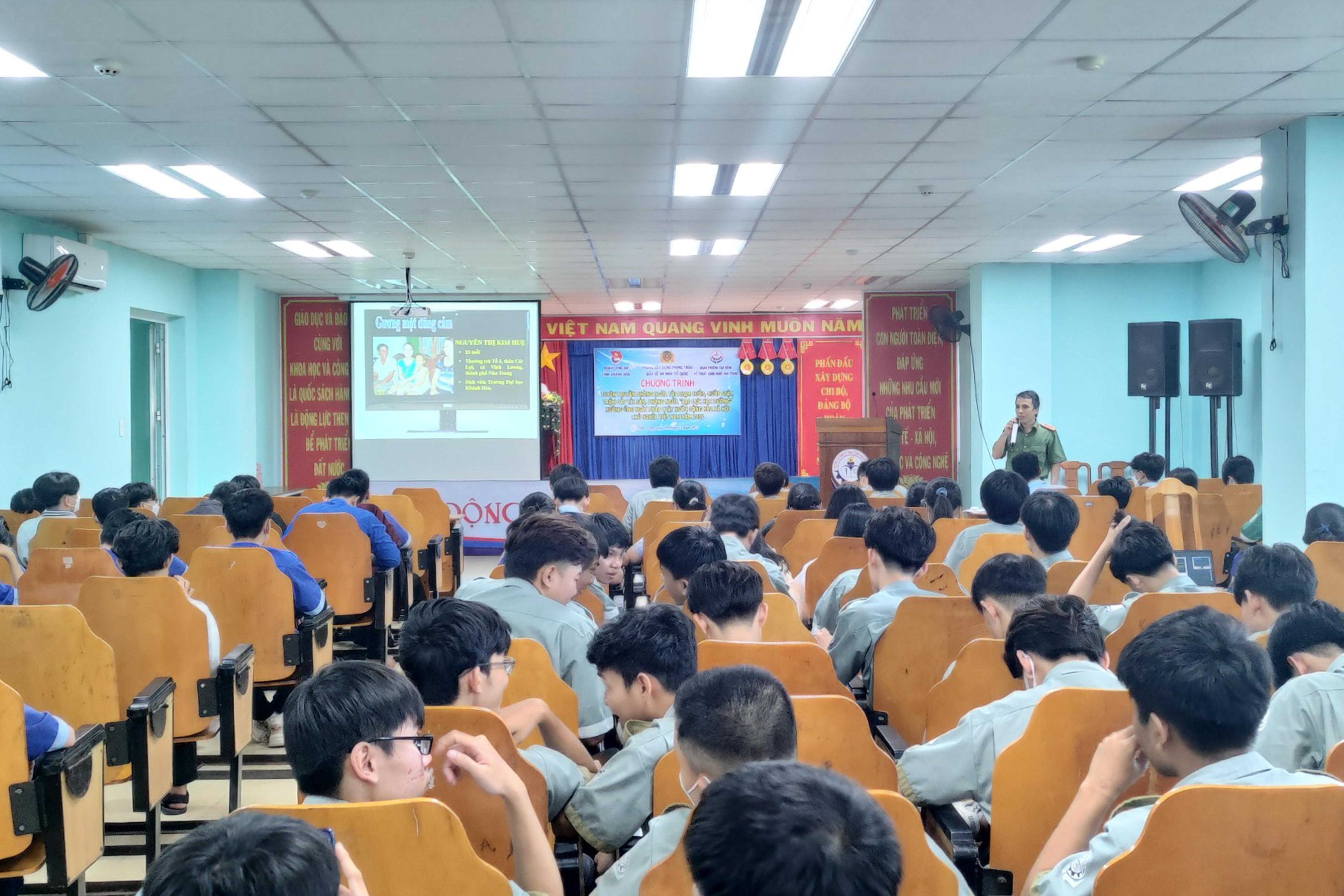 Tuyên truyền phòng ngừa tội phạm cướp giật, bạo lực học đường cho hơn 150 sinh viên