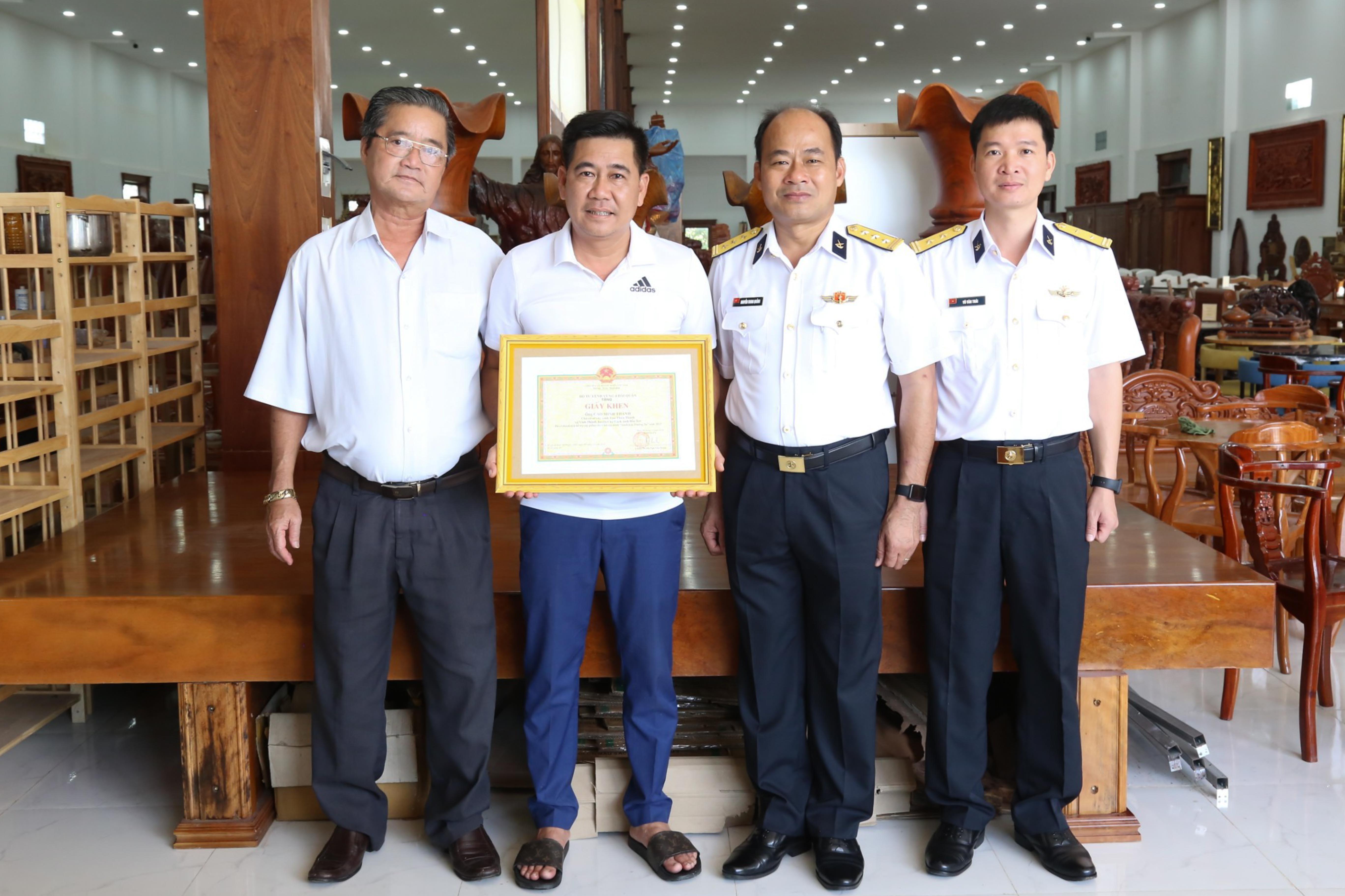 Vùng 4 Hải quân tiếp nhận hỗ trợ 15.000 cây giống từ tỉnh Bến Tre