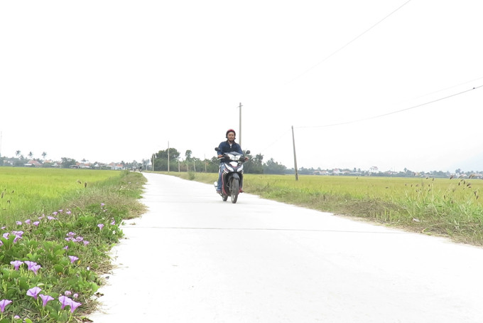 Đường liên xã Nguyễn Huệ - Gò Ký đoạn qua xã Vạn Phước (Vạn Ninh)  được đầu tư nâng cấp khang trang nhờ Chương trình nông thôn mới.