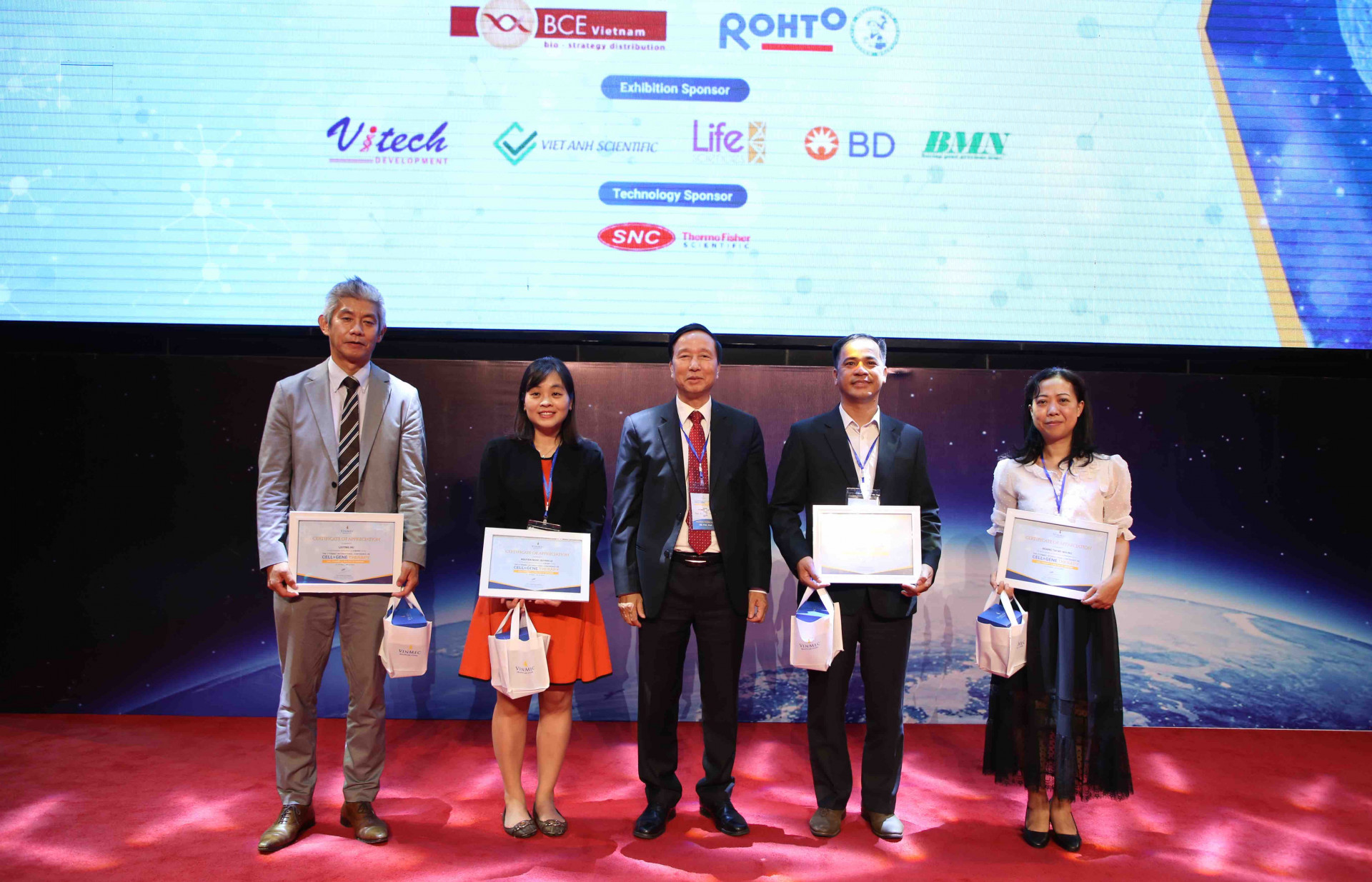 GS.TS.BS. Nguyễn Thanh Liêm - Viện trưởng Viện Nghiên cứu Tế bào Gốc và Công nghệ Gen Vinmec tặng quà lưu niệm cho các diễn giả tham gia Hội nghị.