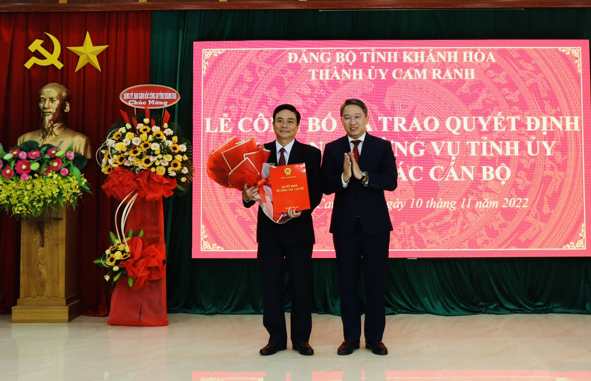 Bí thư Tỉnh ủy Nguyễn Hải Ninh trao quyết định bổ nhiệm ông Lữ Thanh Hải giữ chức vụ Bí thư Thành ủy Cam Ranh