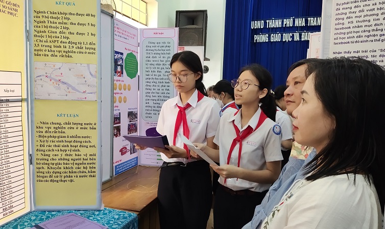 Học sinh thuyết trình với giám khảo về dự án. 