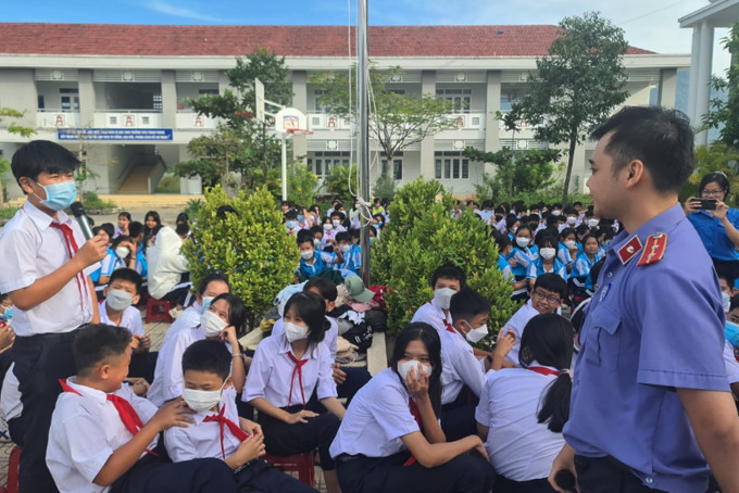 Học sinh tham gia trả lời câu hỏi tìm hiểu về pháp luật. 