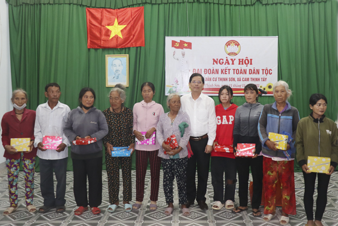 Chủ tịch UBND tỉnh Nguyễn Tấn Tuân dự Ngày hội đại đoàn kết toàn dân tộc tại xã Cam Thịnh Tây