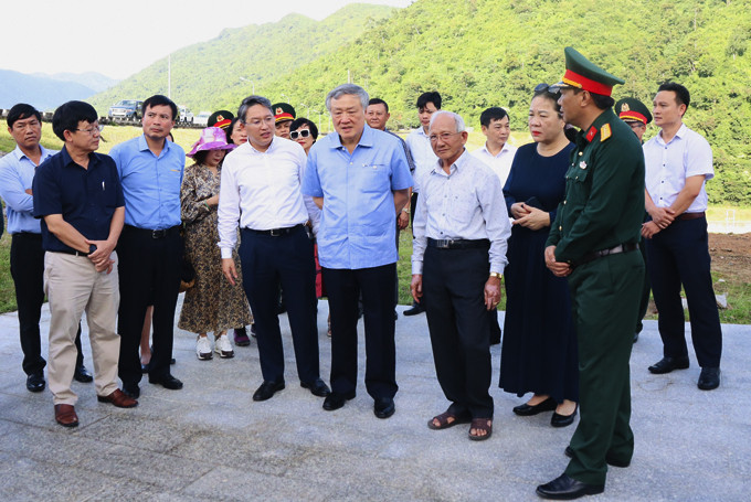 Ông Nguyễn Hòa Bình nghe giới thiệu về Khu căn cứ Đá Bàn.