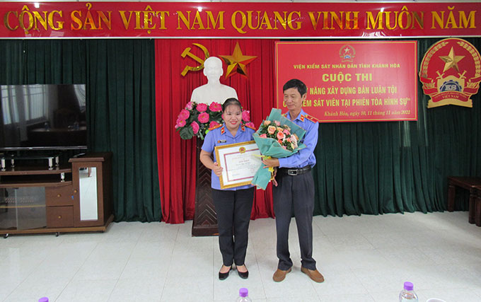 Ông Nguyễn Văn Minh - Viện trưởng Viện Kiểm sát nhân dân tỉnh trao giải nhất cho kiểm sát viên Phan Thị Thoa.