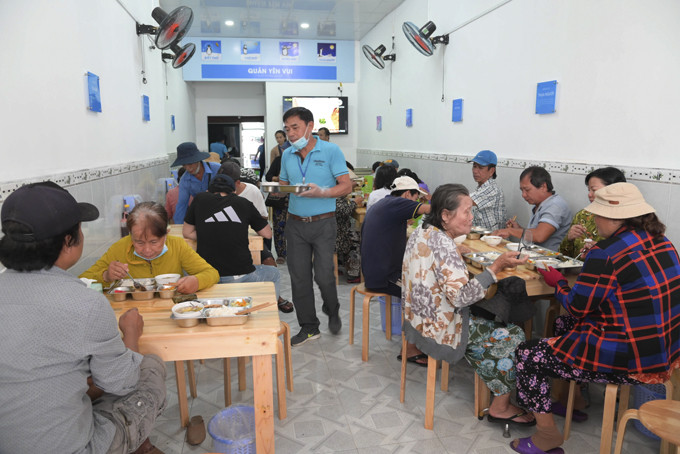 Người lao động đến ăn những suất cơm giá rẻ tại quán Yên Vui.