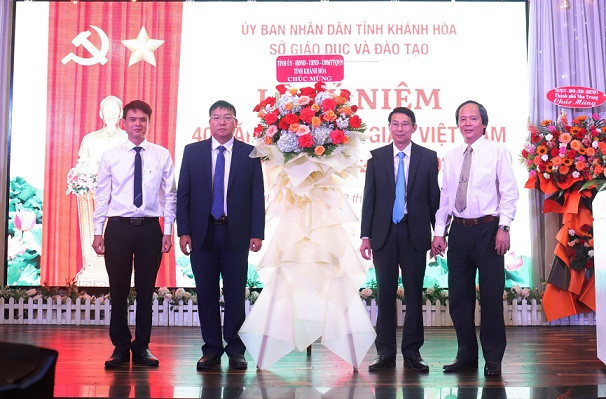 Ông Đinh Văn Thiệu - Phó Chủ tịch UBND tỉnh tặng hoa chúc mừng ngành Giáo dục. 