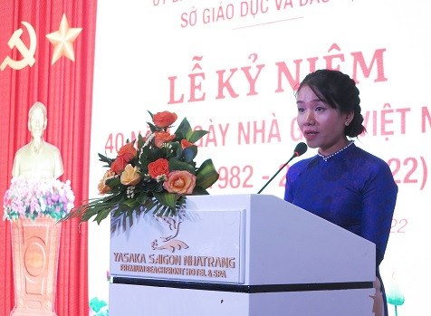 Cô Nguyễn Thị Thanh Vân - Trường THPT Chuyên Lê Quý Đôn (Nha Trang) thay mặt giáo viên bày tỏ cảm xúc nhân ngày Nhà giáo Việt Nam.
