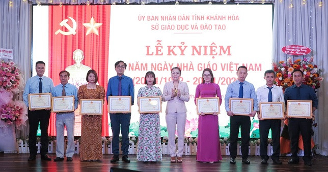 Bà Phạm Thị Xuân Trang - Phó Chủ tịch HĐND tỉnh trao bằng khen của Bộ GD-ĐT cho các cá nhân. 
