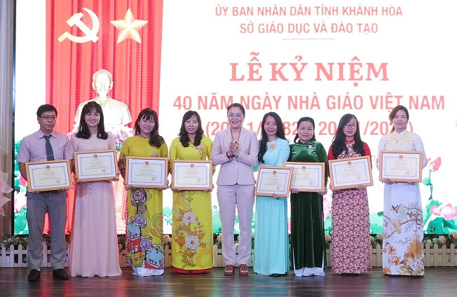 Bà Phạm Thị Xuân Trang trao bằng khen của Bộ GD-ĐT cho các cá nhân. 