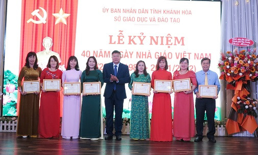 Ông Võ Hoàn Hải trao giấy khen của Sở GD-ĐT cho các cá nhân. 