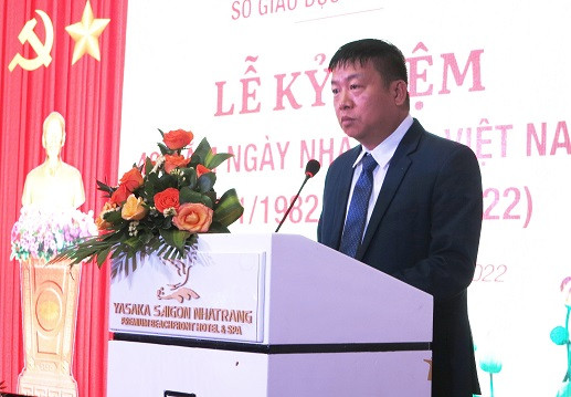 Ông Võ Hoàn Hải - Giám đốc Sở GD-ĐT phát biểu ôn lại truyền thống Ngày Nhà giáo Việt Nam.